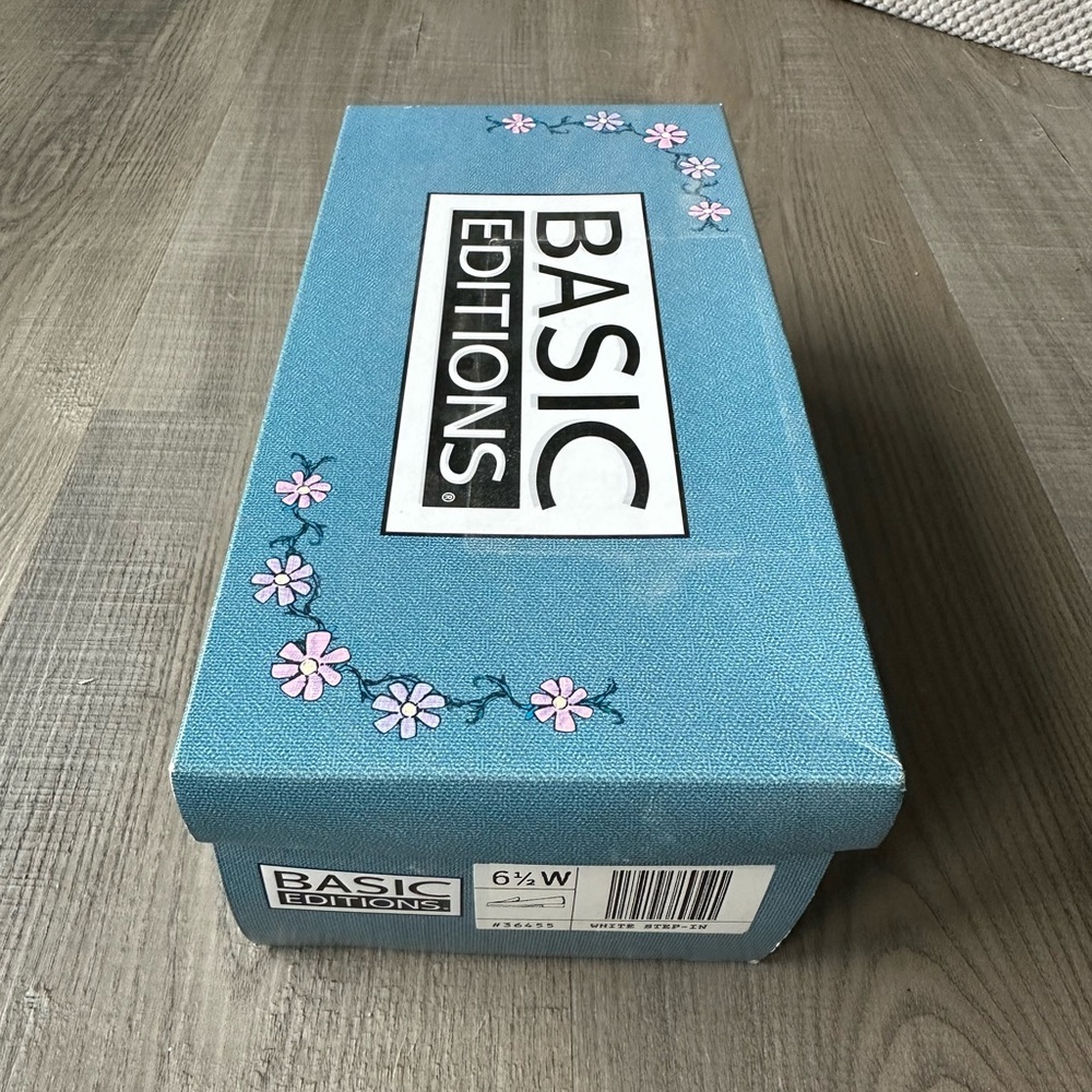 Basic Editions White Shoes - Picture 2 of 2